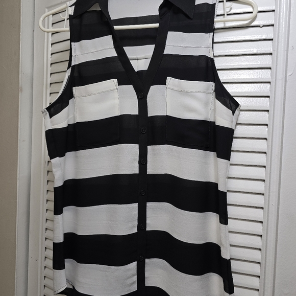 Five beautiful used blouses in size small,  and medium. Five blouses $7 - Picture 8 of 13